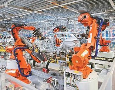 在华晨宝马沈阳铁西工厂某车间,机器臂在焊接车身.