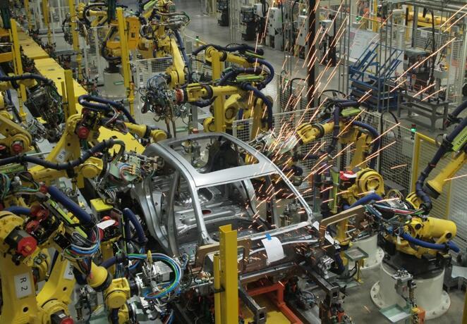 郑州工厂传承了"四化一高"生产制造标准,将信息技术与智能装备深度